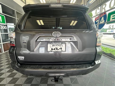 Used 2019 Toyota 4Runner SR5 w/ Four Season Floor Mat Package AWD/4WD image 5