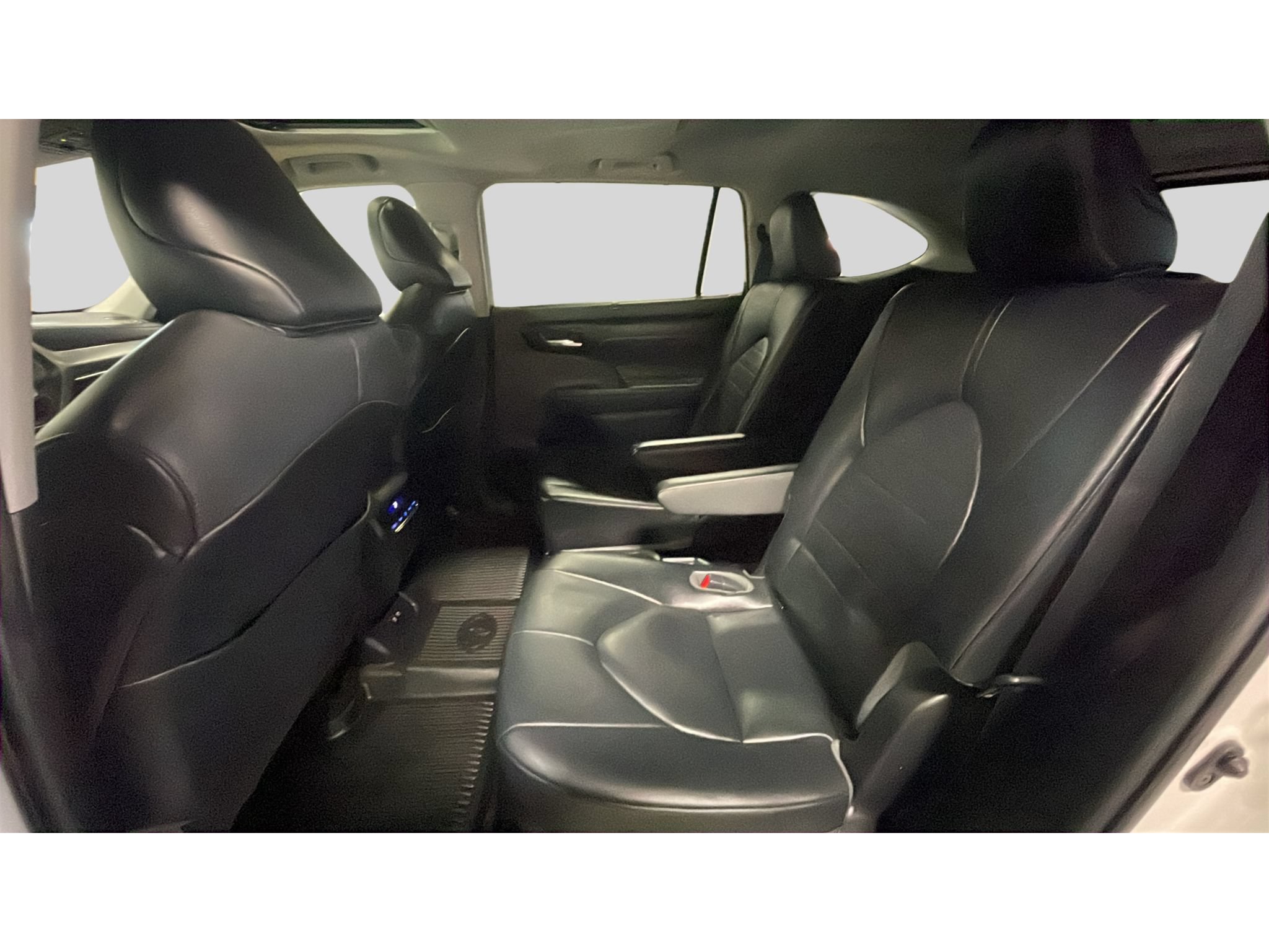 Used 2021 Toyota Highlander XLE AWD/4WD image 14