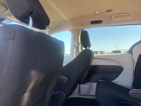 Used 2023 Chrysler Voyager LX image 34