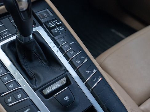 Certified 2021 Porsche Macan AWD/4WD image 34