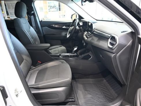 Certified 2025 Chevrolet TrailBlazer LT w/ LT Cold Weather Package FWD image 10