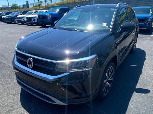 Used 2022 Volkswagen Taos SE FWD image 2
