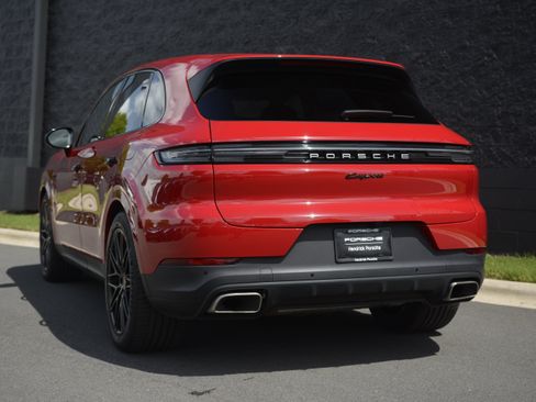 Certified 2025 Porsche Cayenne S AWD/4WD image 3