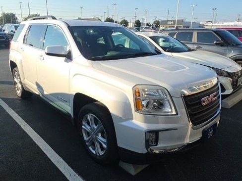 Used 2017 GMC Terrain SLE w/ Driver Alert Package I FWD image 2