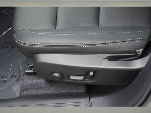 Certified 2025 Volvo XC40 B5 Core w/ Protection Package Premier image 33