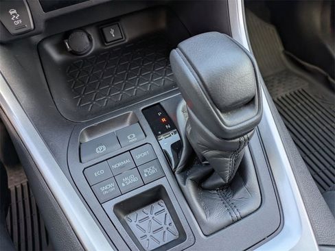 Used 2022 Toyota RAV4 LE image 28