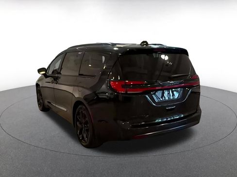 Used 2025 Chrysler Pacifica Limited FWD image 8