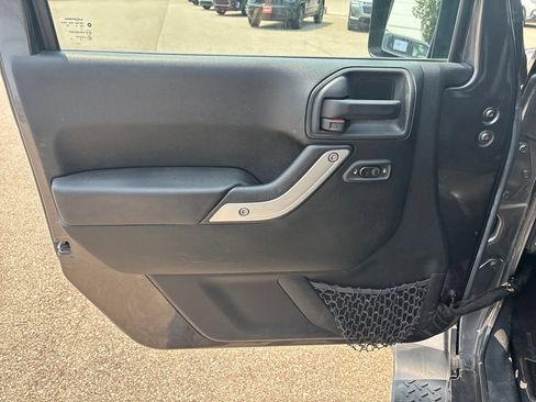 Used 2017 Jeep Wrangler Unlimited Sahara w/ Connectivity Group AWD/4WD image 13