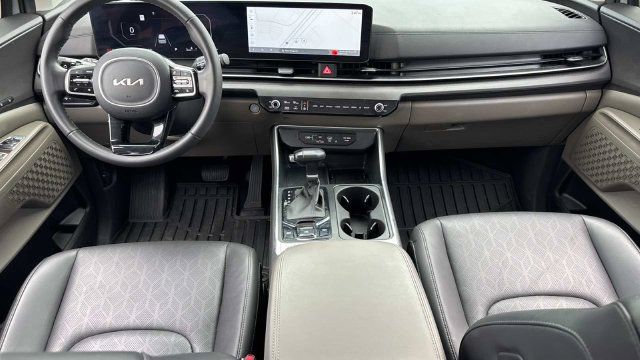 Used 2025 Kia Carnival SX FWD image 19