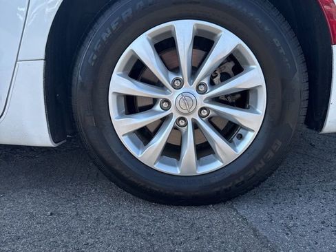 Certified 2019 Chrysler Pacifica Touring-L image 30