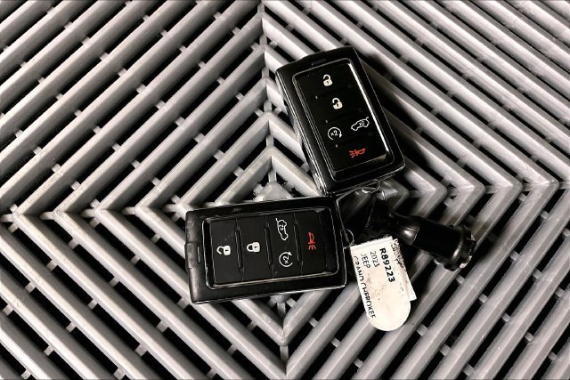 Used 2023 Jeep Grand Cherokee Altitude AWD/4WD image 11