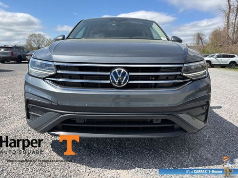 Used 2024 Volkswagen Tiguan SE w/ Panoramic Sunroof Package image 8