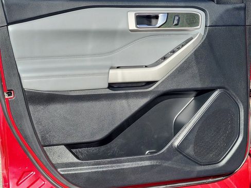 Used 2022 Ford Explorer XLT w/ Equipment Group 202A image 7