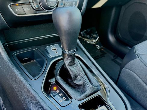 Used 2019 Jeep Cherokee Limited w/ Technology Group FWD image 33