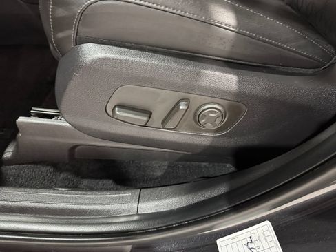 Used 2025 Kia Carnival FWD image 18