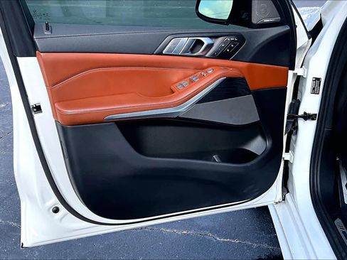 Used 2022 BMW X7 M50i w/ Luxury Seating Package image 21