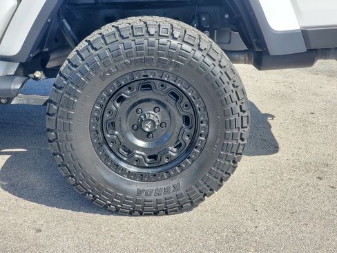 Used 2020 Jeep Gladiator Sport image 33