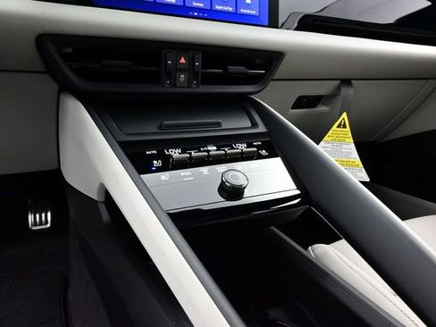 New 2025 Porsche Macan Turbo Electric AWD/4WD image 11