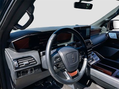 Used 2023 Lincoln Navigator L Reserve image 9