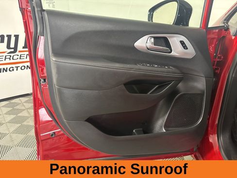 Used 2025 Chrysler Pacifica Limited FWD image 9