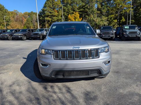 Used 2021 Jeep Grand Cherokee Laredo X image 2