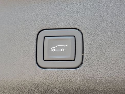 Used 2025 GMC Yukon XL Denali RWD image 9