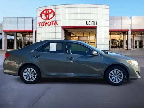 Used 2014 Toyota Camry L image 4