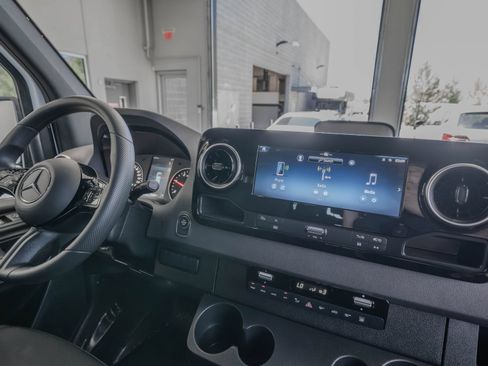 Used 2025 Mercedes-Benz Sprinter 2500 image 19