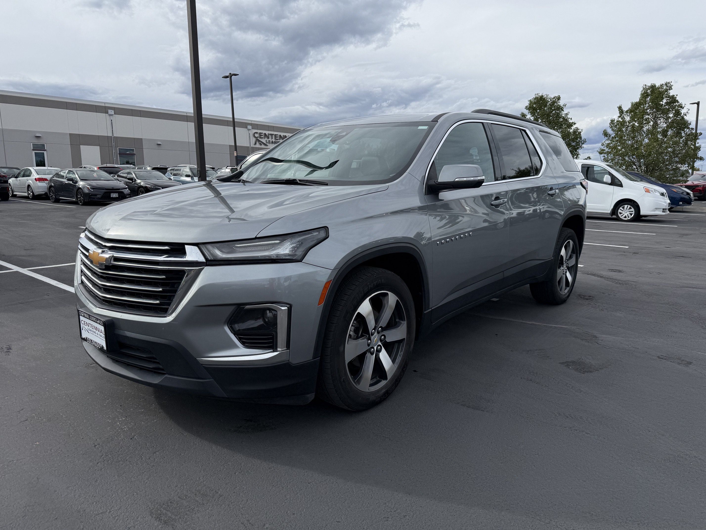 Used 2023 Chevrolet Traverse LT w/ LT Premium Package AWD/4WD image 3
