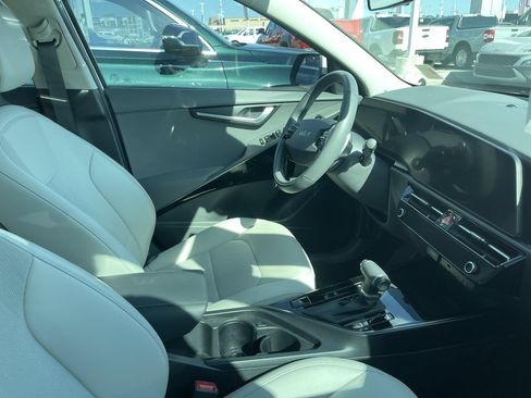 Certified 2025 Kia Niro EX FWD image 6