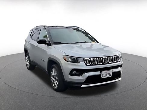 Used 2025 Jeep Compass Limited AWD/4WD image 3