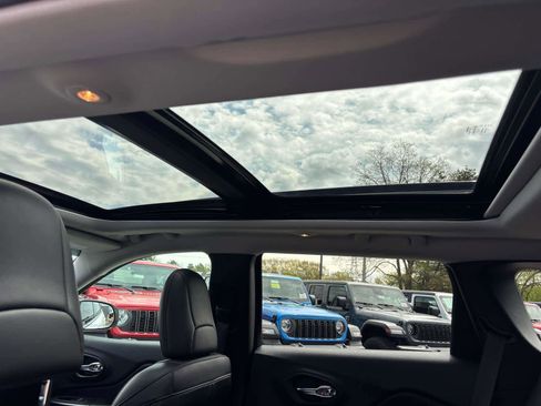 Certified 2022 Jeep Cherokee Latitude Lux w/ Sun & Sound Group AWD/4WD image 11