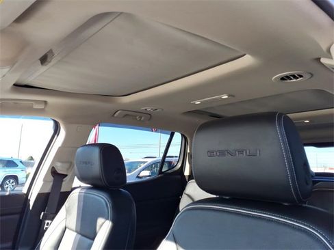 Used 2022 GMC Acadia Denali w/ Denali Technology Package image 16