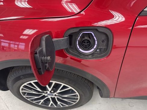 Used 2022 Ford Escape SE image 6