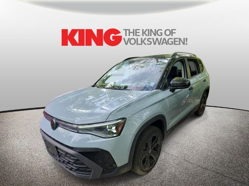 Certified 2025 Volkswagen Taos SE AWD/4WD image 2