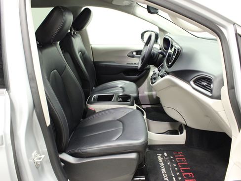 Used 2024 Chrysler Pacifica Touring-L image 14