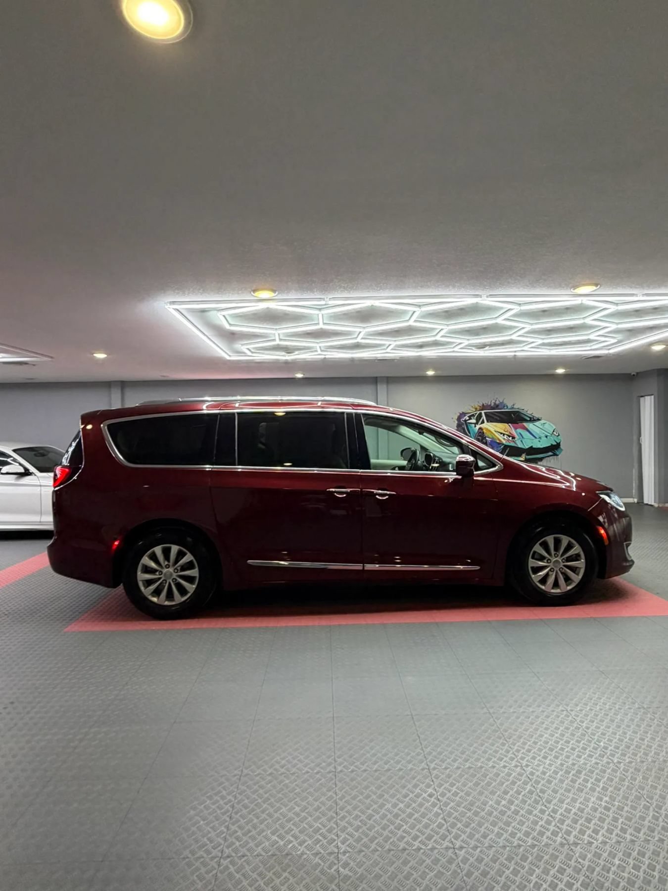 Used 2018 Chrysler Pacifica Touring-L Plus w/ Advanced Safetytec Group FWD image 7
