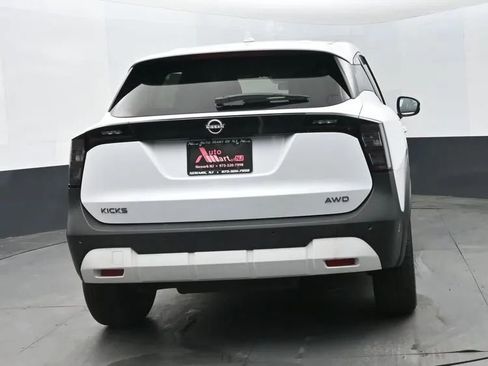 Used 2025 Nissan Kicks SV AWD/4WD image 8