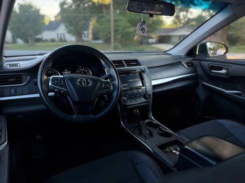 Used 2017 Toyota Camry SE w/ Moonroof Package FWD image 10