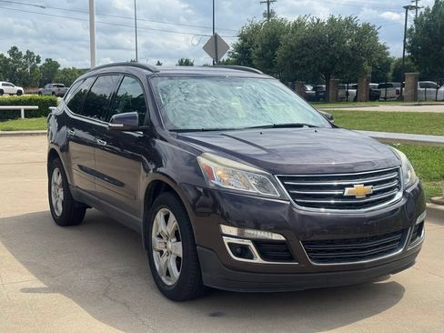 Used 2016 Chevrolet Traverse LT w/ Style and Technology Package FWD image 1