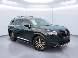 Used 2024 Nissan Pathfinder Platinum w/ Black Appearance Package FWD video 1