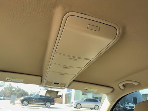 Used 2011 Volkswagen Tiguan SE image 17