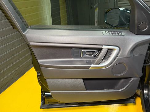Used 2017 Land Rover Discovery Sport SE image 32