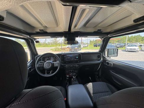 Used 2025 Jeep Gladiator Mojave w/ Convenience Group AWD/4WD image 18