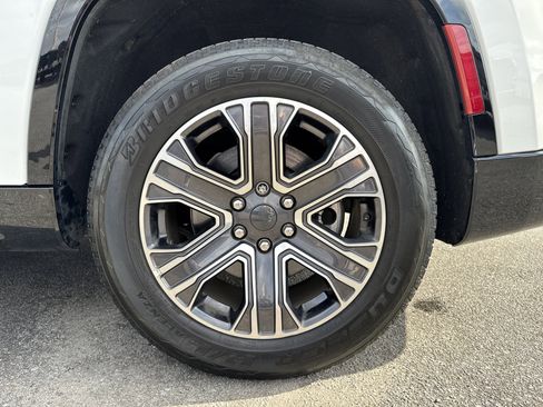 Used 2024 Jeep Wagoneer Series II w/ Flexible Seating Group image 21