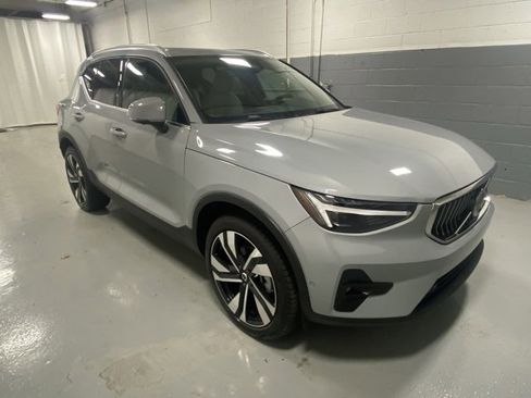 Used 2025 Volvo XC40 B5 Plus w/ Protection Package Premier image 4
