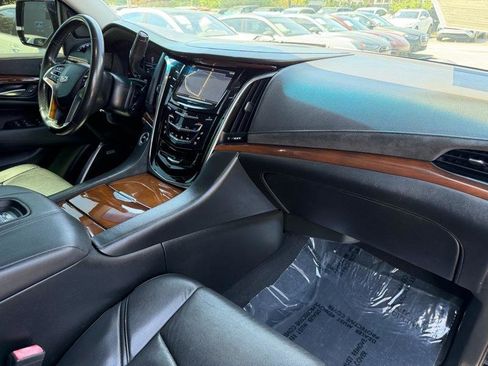 Used 2018 Cadillac Escalade ESV 2WD image 32