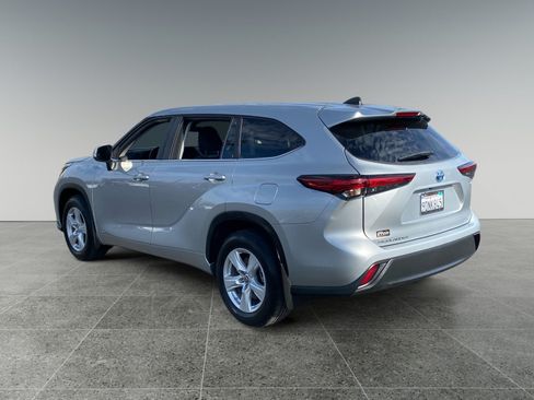 Used 2023 Toyota Highlander LE AWD/4WD image 3