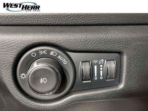 Used 2026 Chrysler Pacifica Select AWD/4WD image 13