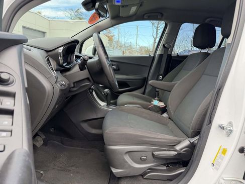 Used 2022 Chevrolet Trax LS w/ Tint and Cruise Package AWD/4WD image 13